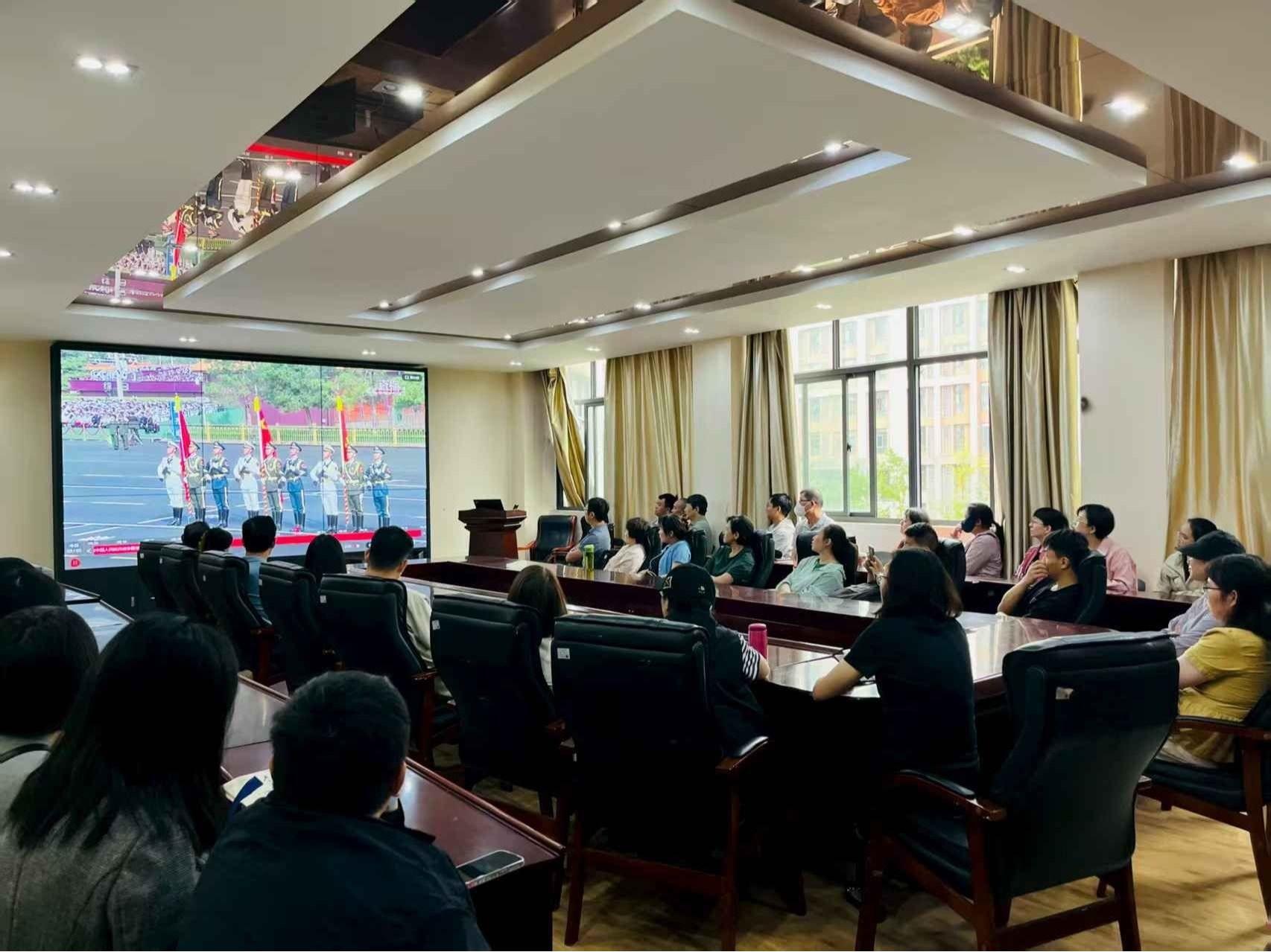 阅兵扬国威，课堂育德魂：云财统数学院师生观阅兵践行立德树人