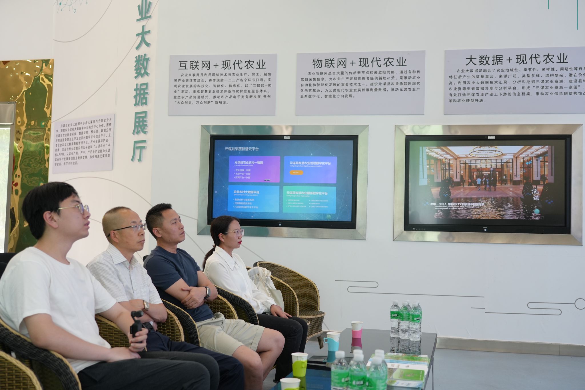 教学团队带领学生参观地方企业