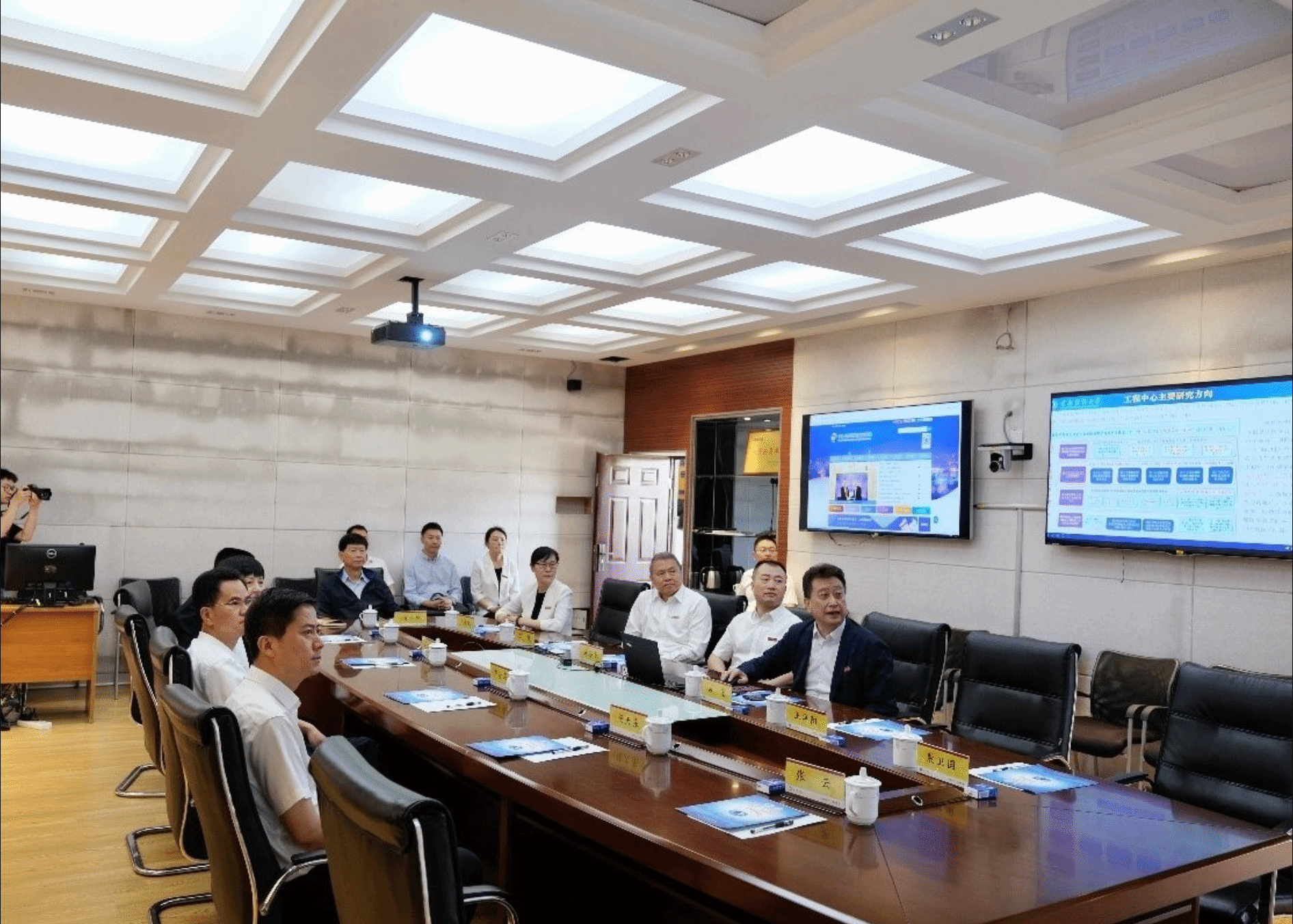 云南省委政法委书记杨亚林到工程中心视察指导