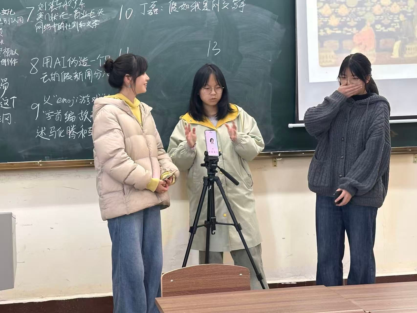 新闻专业学生现场使用豆包完成课程任务