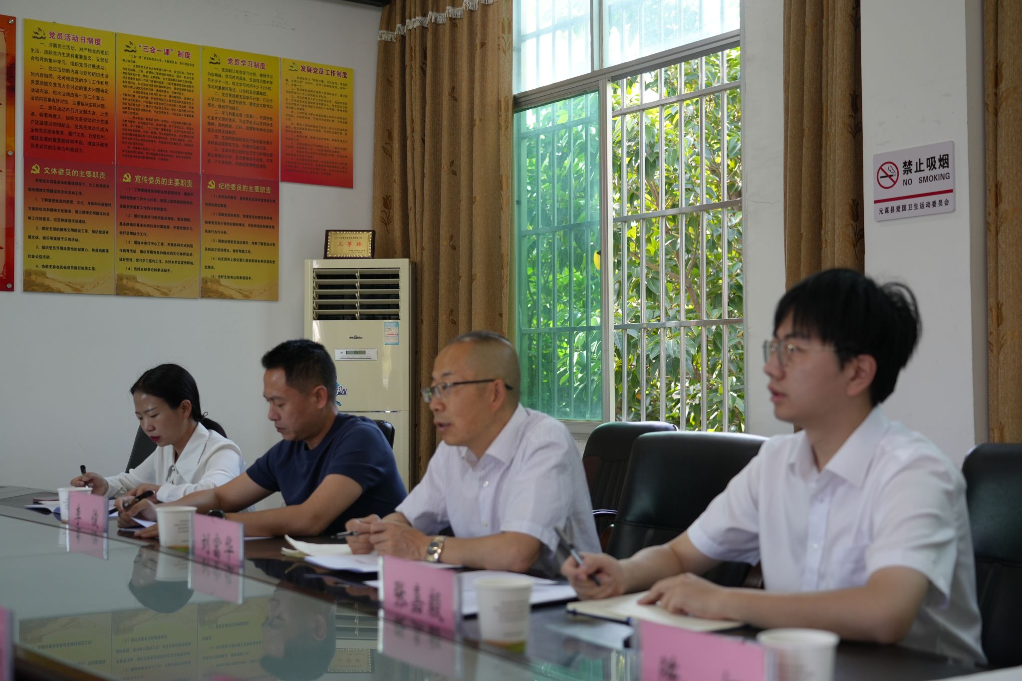 教学团队带领学生与地方政府开展座谈会