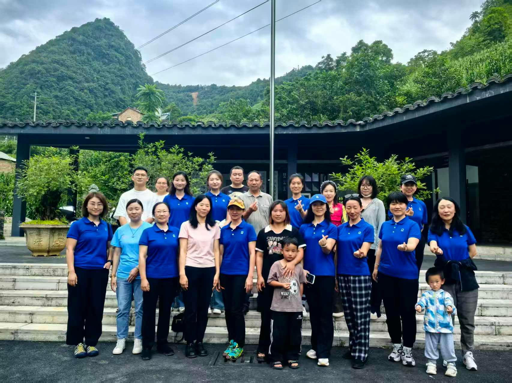 校妇联组织“爱心妈妈”赴坡脚镇常态化开展结对帮扶活动