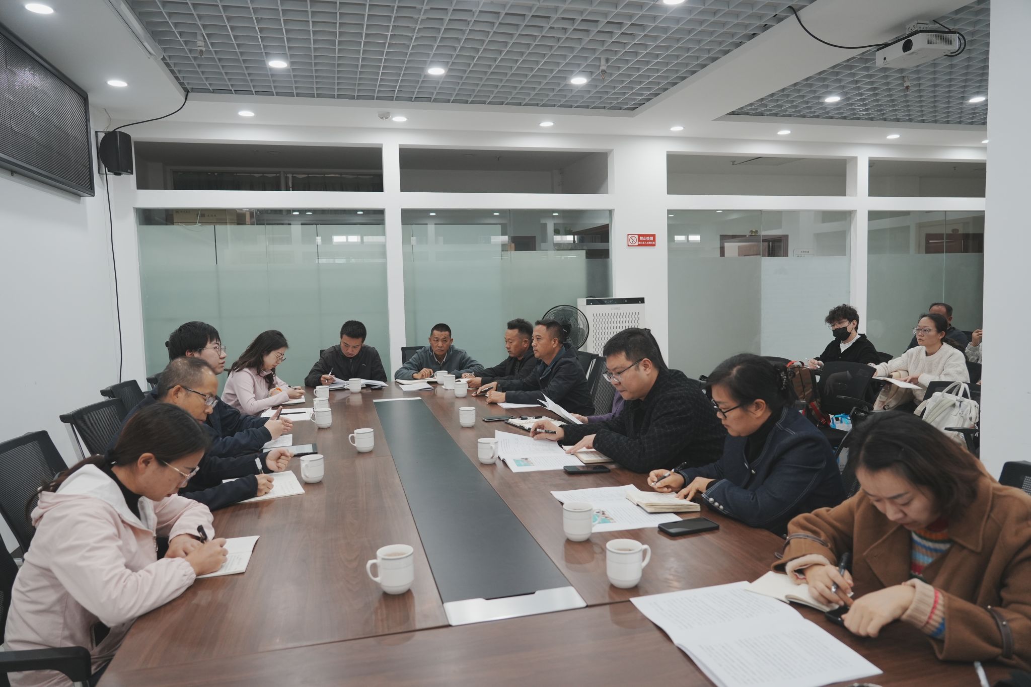 教学团队带领学生赴红河州蒙自市开展调研，与街道开展座谈会